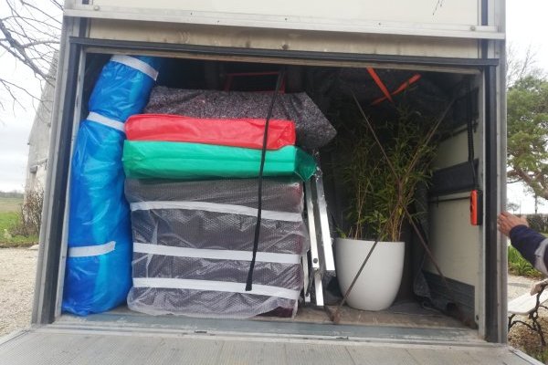 Déménagement de mobilier, des objets non fragiles et des plantes. 